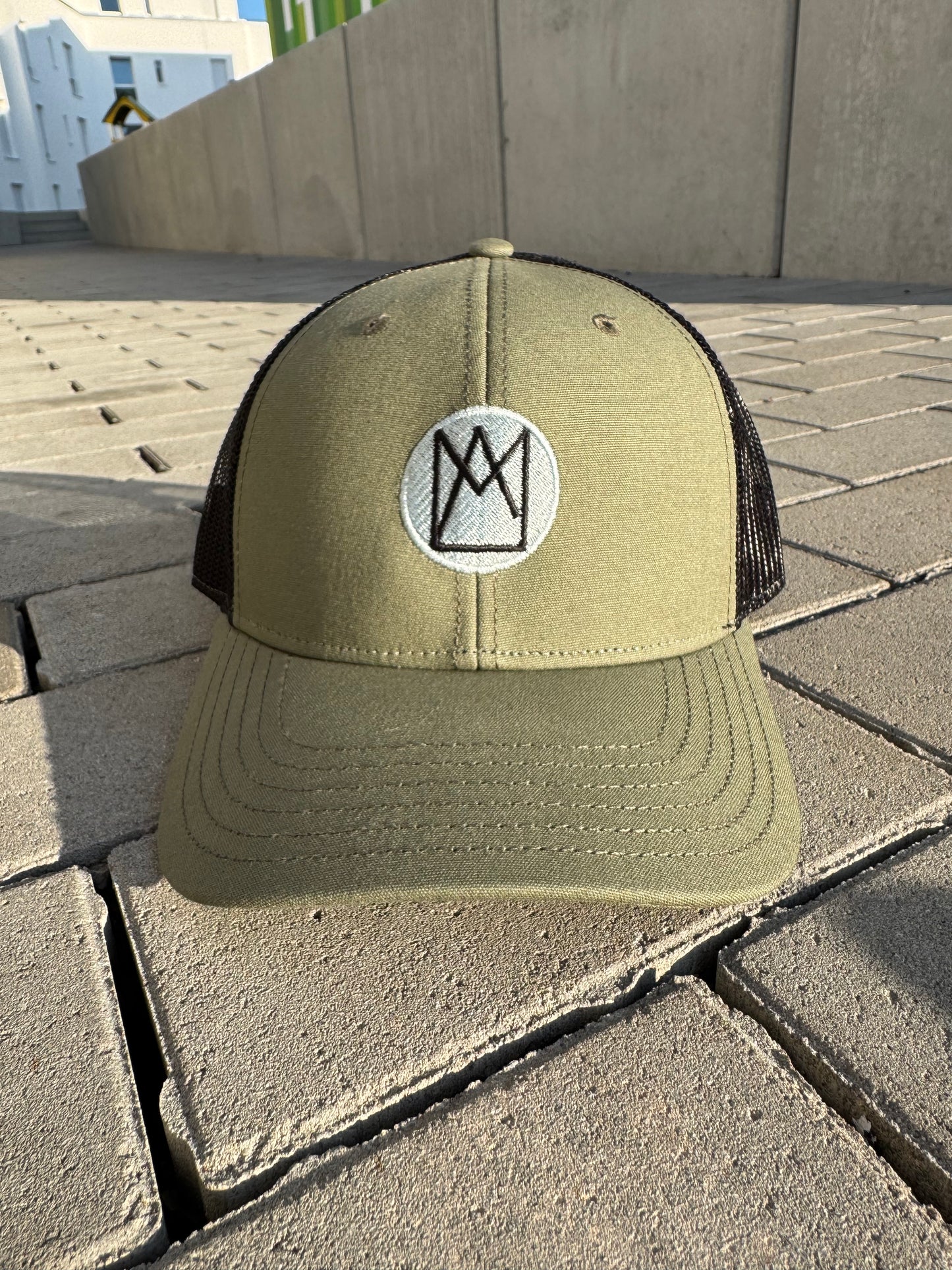 Sehr coole nachhaltige Trucker Kappe mit Logo Krone in olive und schwarz. Mit verstellbaren Verschluss hinten.