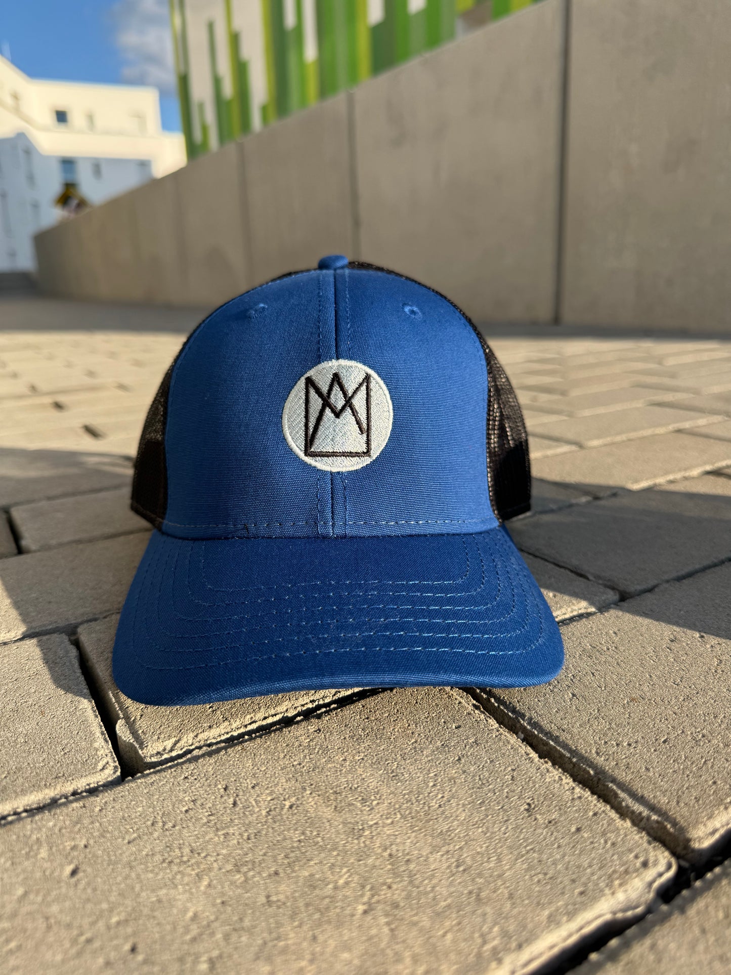 Sehr coole nachhaltige Trucker Kappe mit Logo Krone in blau und schwarz. Mit verstellbaren Verschluss hinten.