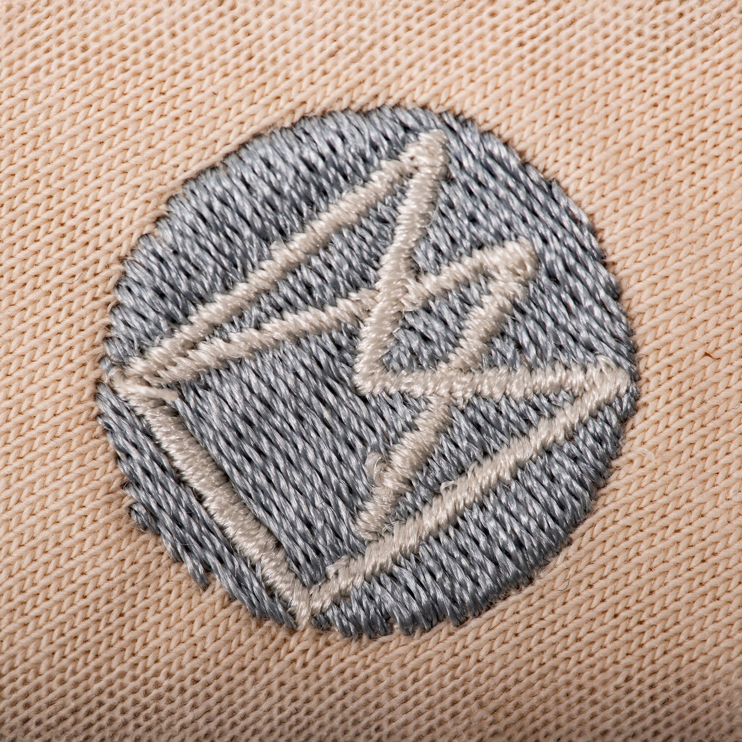 Krone Logo von Lama Designs gestickt.
Fairfashion