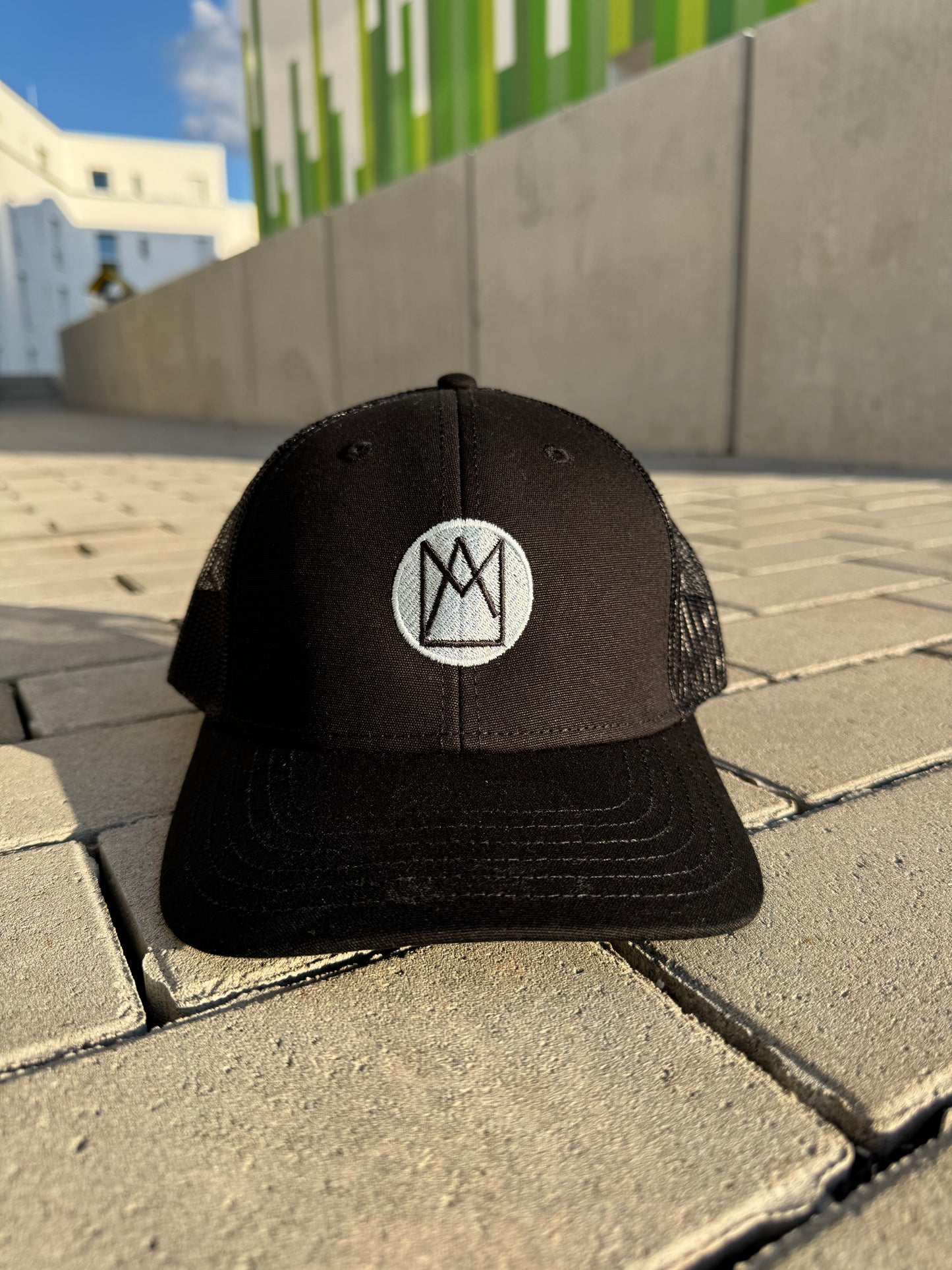 Sehr coole nachhaltige Trucker Kappe mit Logo Krone in schwarz. Mit verstellbaren Verschluss hinten.