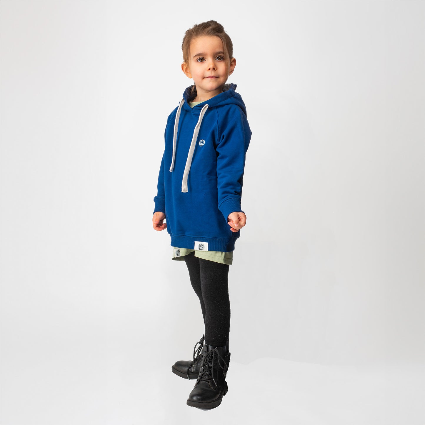 lässiger Kinder Hoodie für Jungs und Mädels im klassischen Schnitt mit Kapuze. Nachhaltige Mode, 90 % Bio Baumwolle