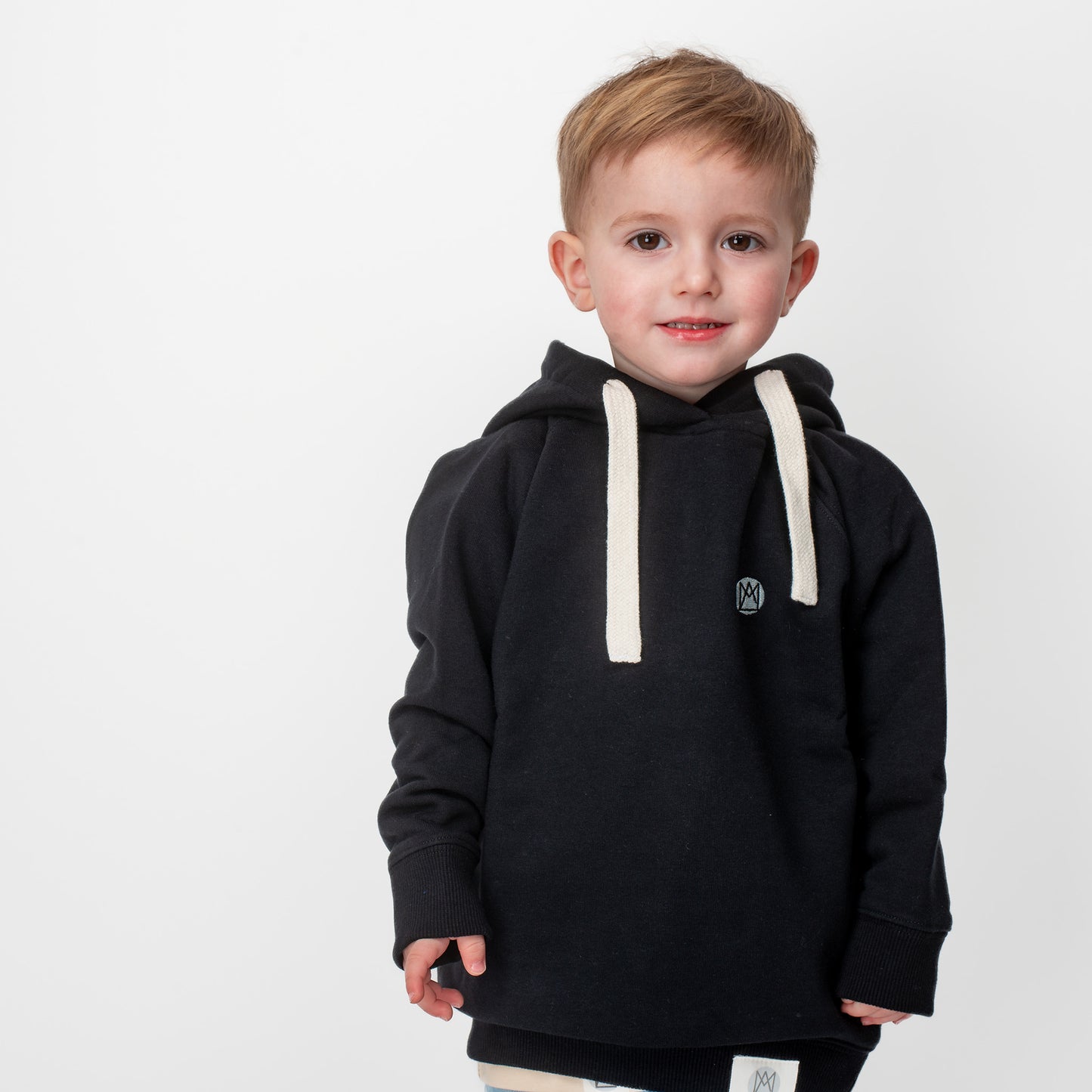 lässiger Kleinkinder Hoodie in schwarz mit Bündchen und Kapuze. Bequem, warm, cool. Aus Bio Bumwolle.