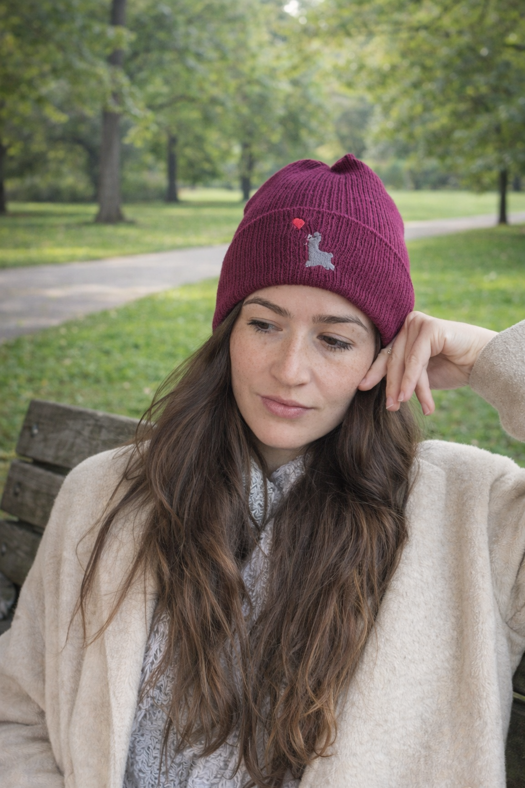 Bio Baumwolle Beanie mit schönem Lama bestickt, in Burgunderrot, edel, warm