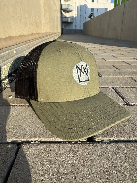 Sehr coole nachhaltige Trucker Kappe mit Logo Krone in olive und schwarz. Mit verstellbaren Verschluss hinten.