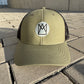 Sehr coole nachhaltige Trucker Kappe mit Logo Krone in olive und schwarz. Mit verstellbaren Verschluss hinten.