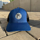 Sehr coole nachhaltige Trucker Kappe mit Logo Krone in blau und schwarz. Mit verstellbaren Verschluss hinten.