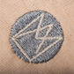 Krone Logo von Lama Designs gestickt.
Fairfashion