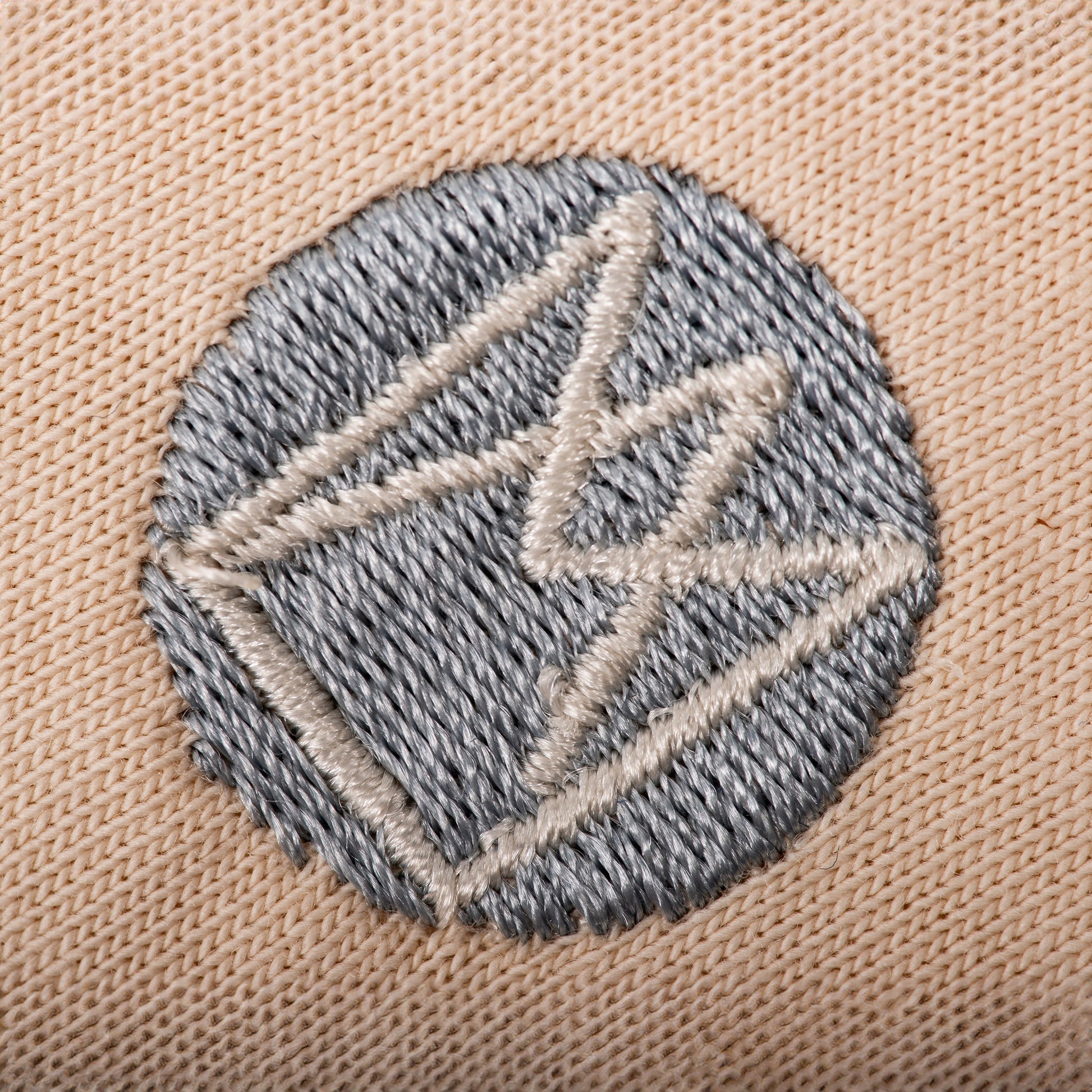 Krone Logo von Lama Designs gestickt.
Fairfashion