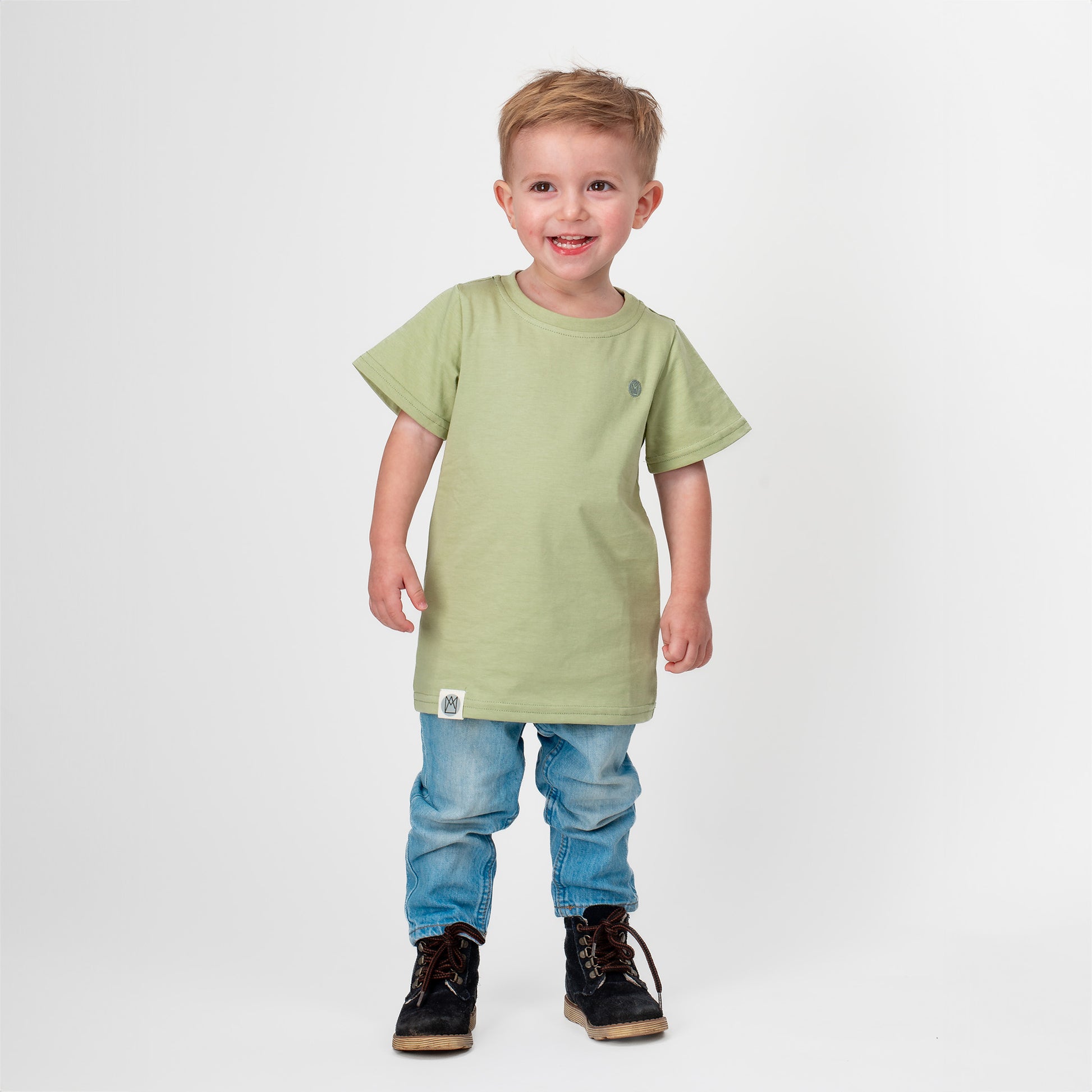 super weiches aus 100 % Bio Baumwolle Kinder T-Shirt in grün. 
Alle Etiketten sind aus Bio Baumwolle und der Schnitt ist oversized