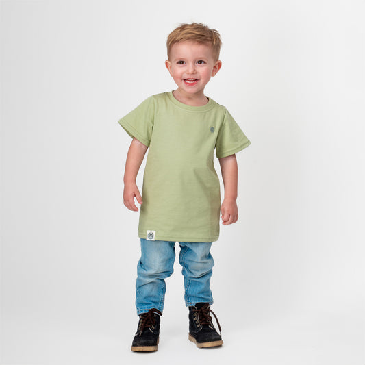super weiches aus 100 % Bio Baumwolle Kinder T-Shirt in grün. 
Alle Etiketten sind aus Bio Baumwolle und der Schnitt ist oversized
