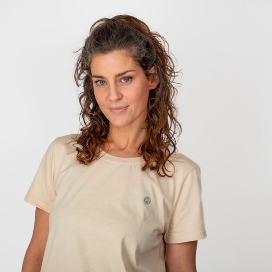 Schönes dezentes Damen- Frauen T-Shirt in Beige aus 100 % Bio Baumwolle. T-Shirt mit Rundhalsauschnitt, Öko mit schönem Stick vorne