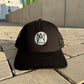 Sehr coole nachhaltige Trucker Kappe mit Logo Krone in schwarz. Mit verstellbaren Verschluss hinten.