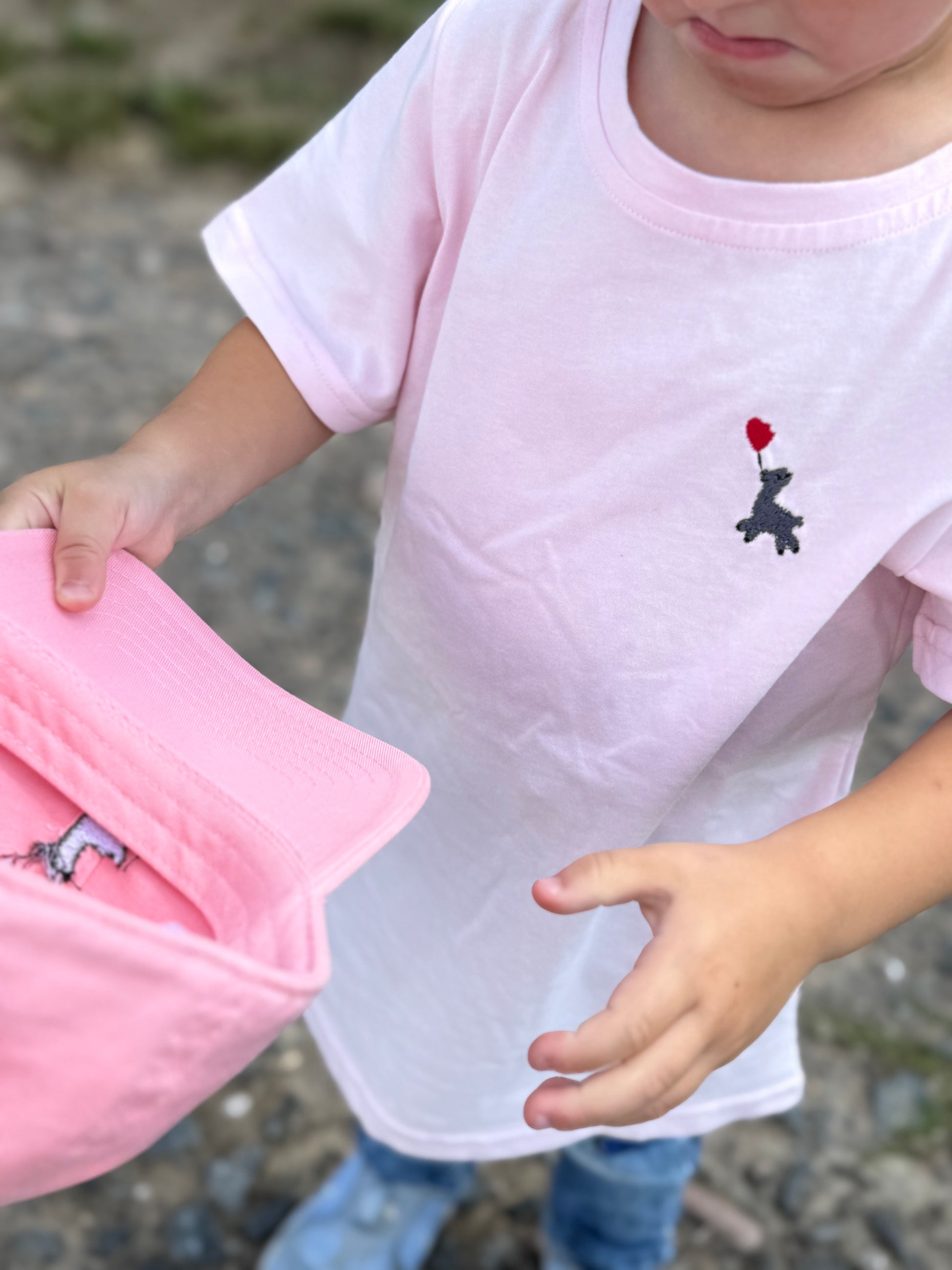 Super weiches, modernes und süßes unisex Kinder T-Shirt in Rosa mit einem süßen Lama vorne als Stick. Partnerlook und kreative Möglichkeiten von Zusammenspiel.