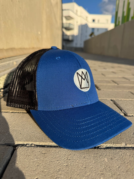 Sehr coole nachhaltige Trucker Kappe mit Logo Krone in blau und schwarz. Mit verstellbaren Verschluss hinten.