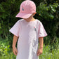 Super weiches, modernes und süßes unisex Kinder T-Shirt in Rosa mit einem süßen Lama vorne als Stick.